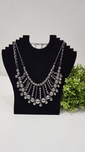 elegant-necklace-with-sparkling-studs