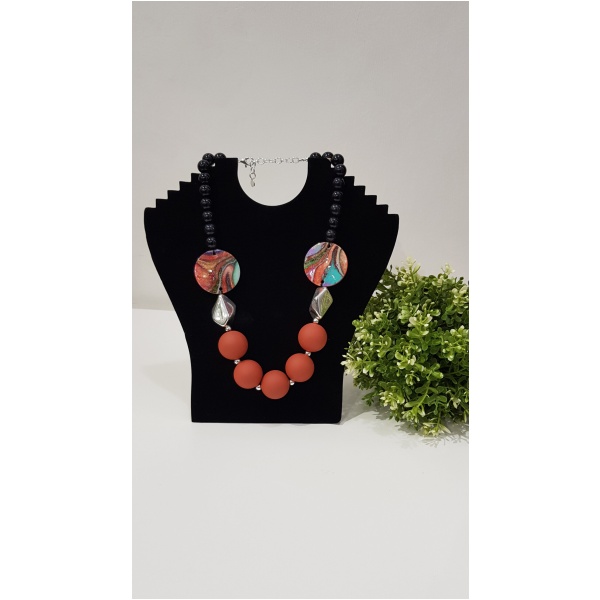 print-and-colored-necklace-multi-shapes-burgundy-and-gold-necklace